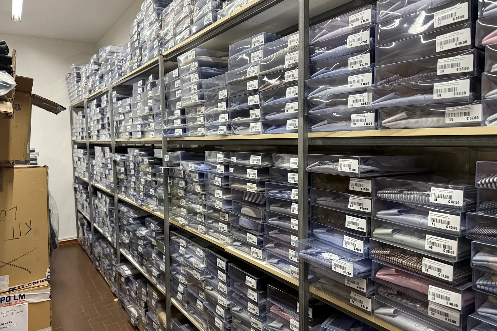 Magazzino tessuti, capi di abbigliamento e accessori – ID da n. 65 a n. 80