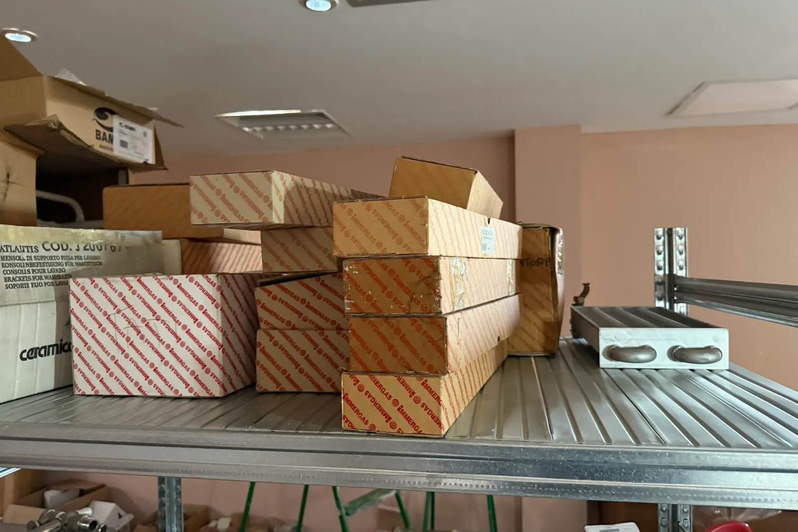 Arredi, scaffali, condizionatori, utensili e minuteria settore idraulico (esclusi ID 37 e beni asserviti all’immobile)