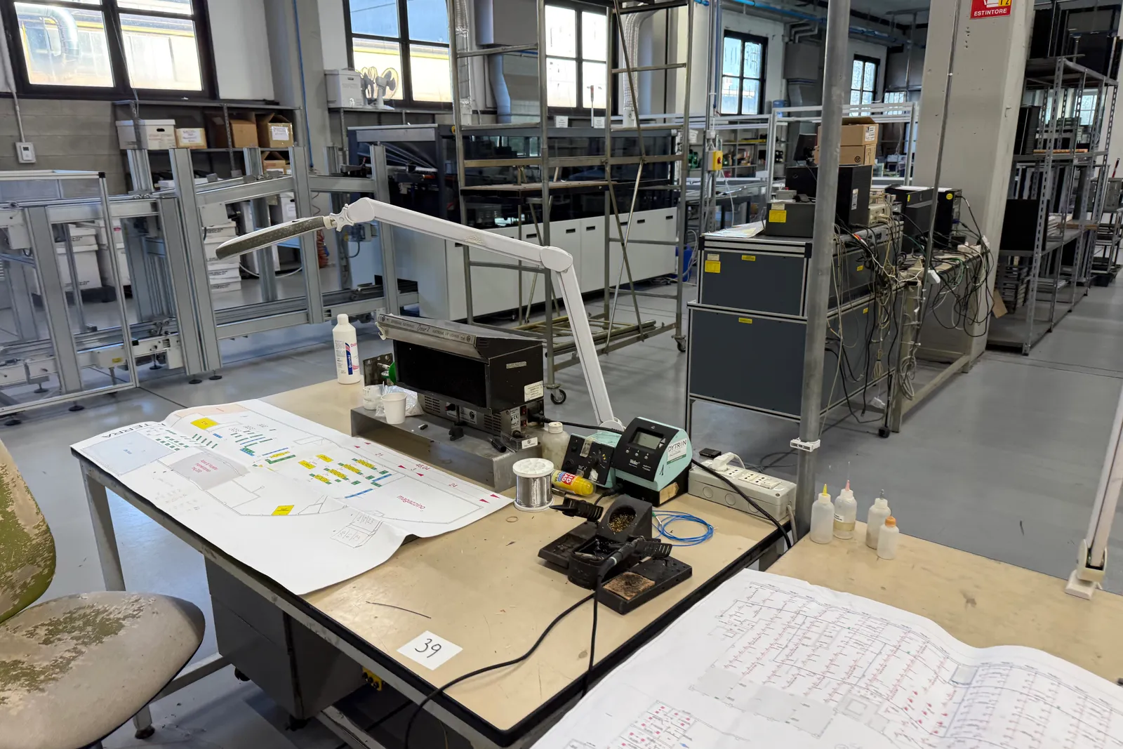 Arredi e macchine elettriche ed elettroniche da ufficio