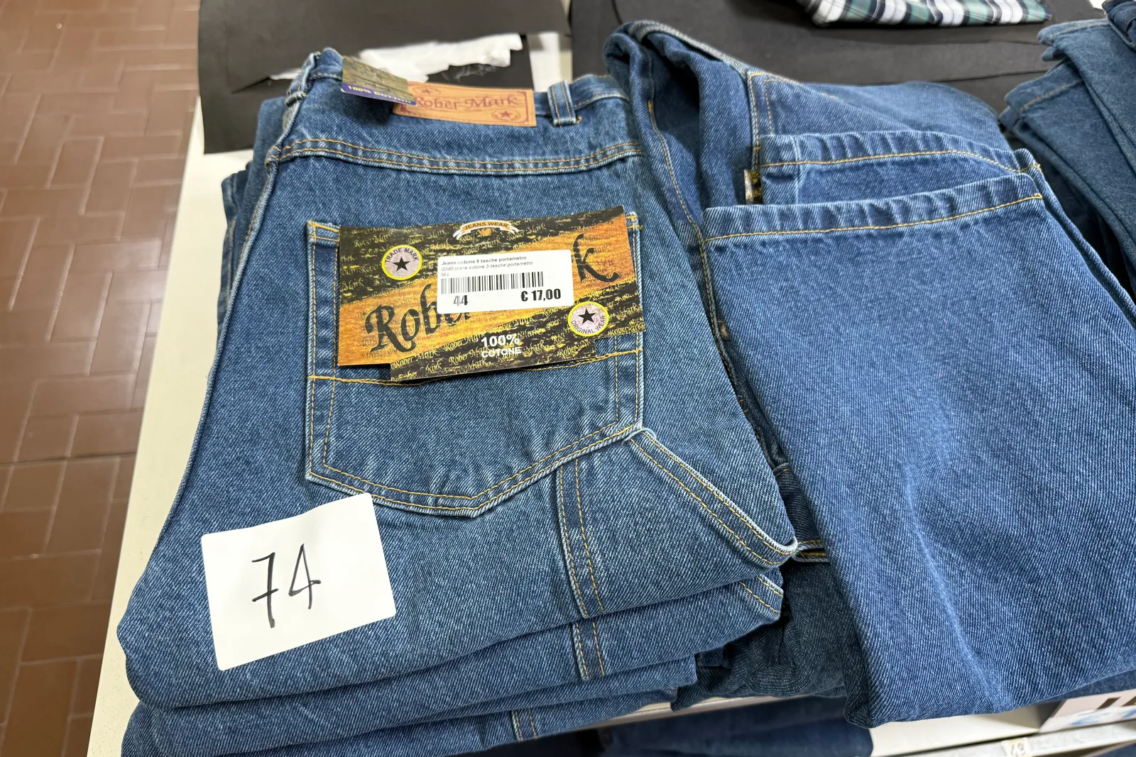 Magazzino tessuti, capi di abbigliamento e accessori – ID da n. 65 a n. 80