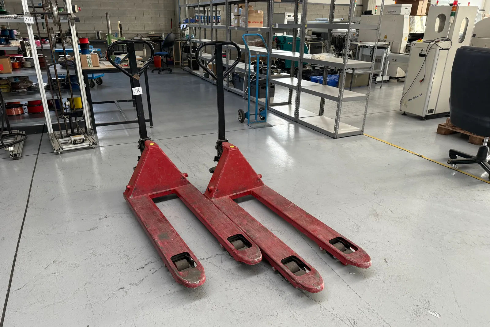 N. 3 transpallet, carrello, lavaasciuga pavimenti, carrello porta utensili Beta