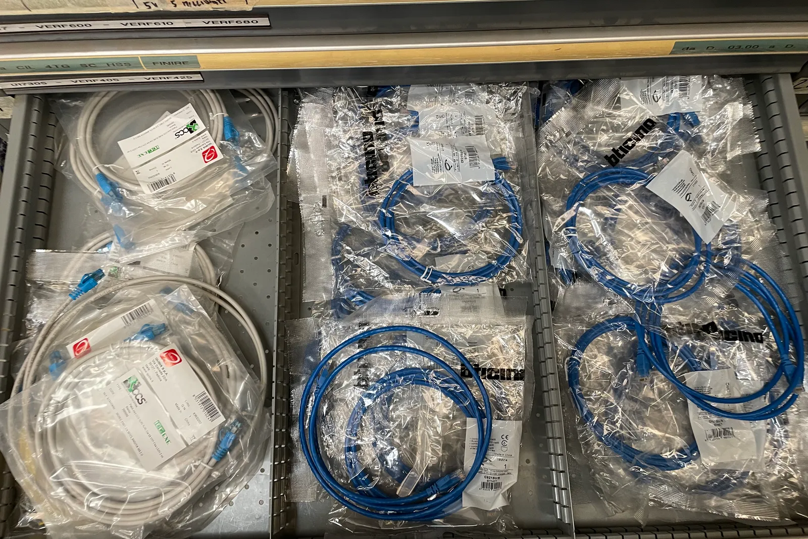 Stock lampade da tavolo, materiale elettrico e minuteria varia, oltre attrezzature e mobili da ufficio