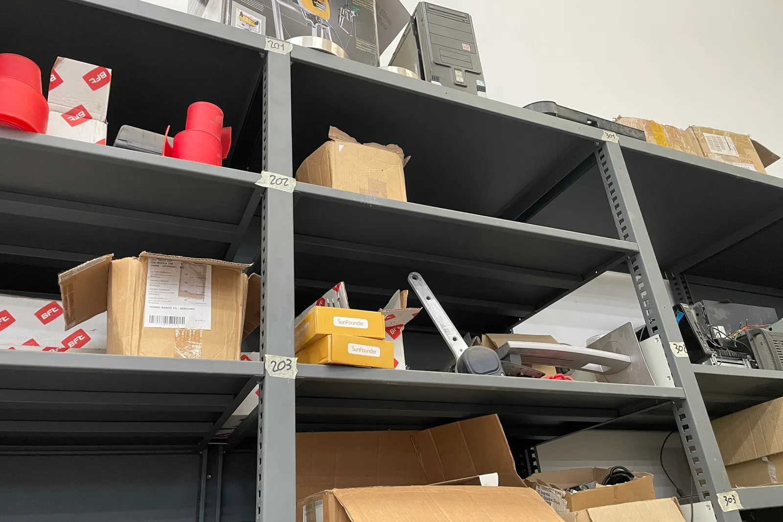 Stock lampade da tavolo, materiale elettrico e minuteria varia, oltre attrezzature e mobili da ufficio