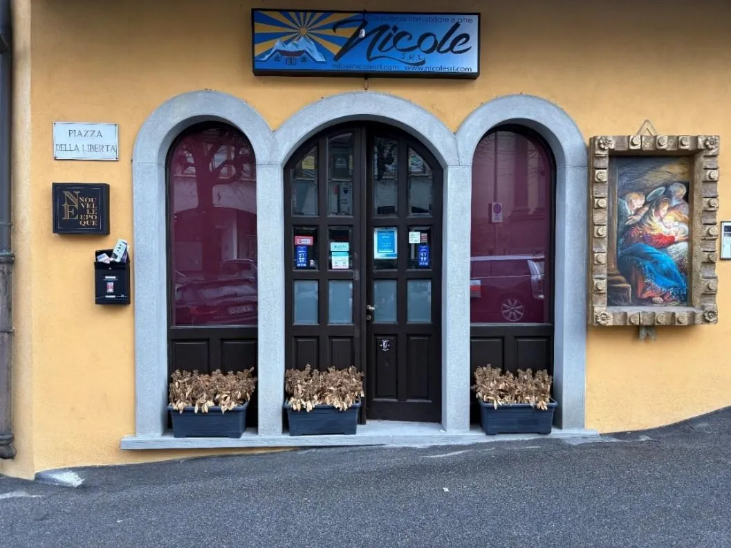 Arredi, insegna e macchina da ufficio presso ufficio in Leffe (BG) Piazza della Libertà n. 28/a