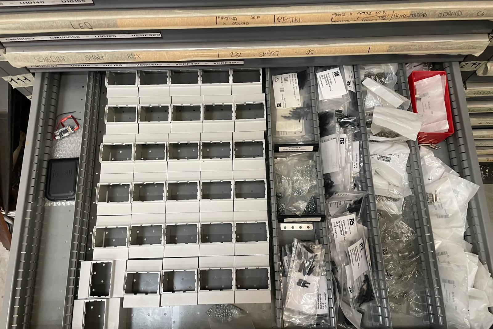 Stock lampade da tavolo, materiale elettrico e minuteria varia, oltre attrezzature e mobili da ufficio