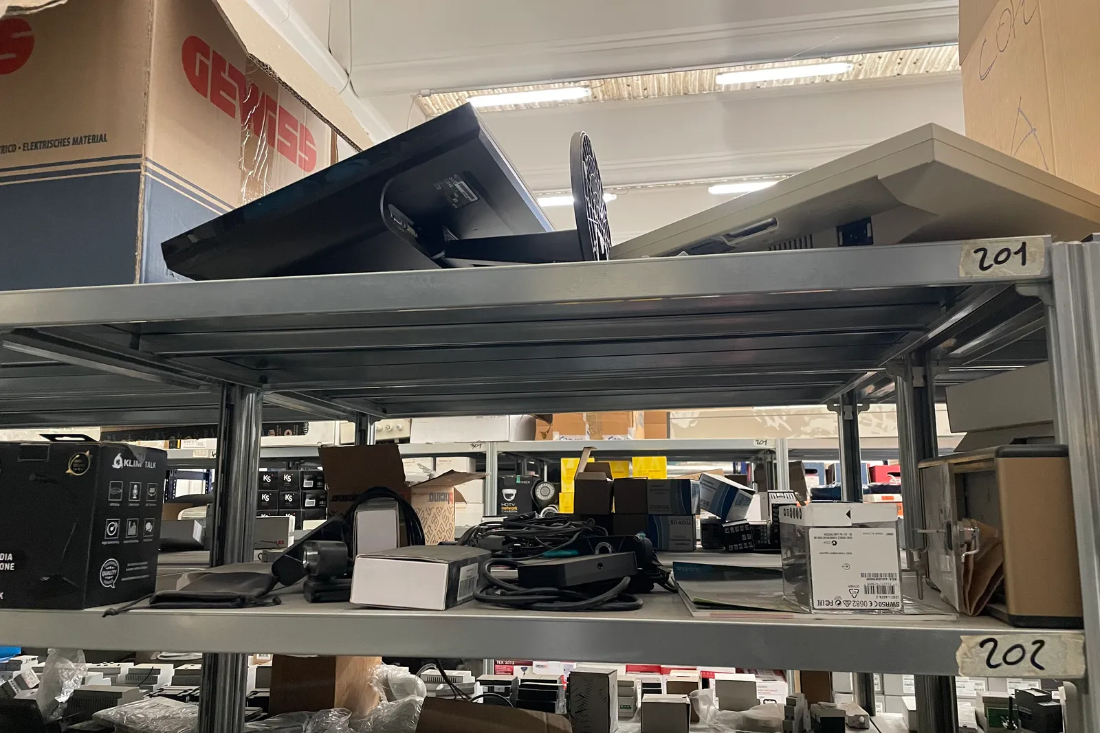 Stock lampade da tavolo, materiale elettrico e minuteria varia, oltre attrezzature e mobili da ufficio