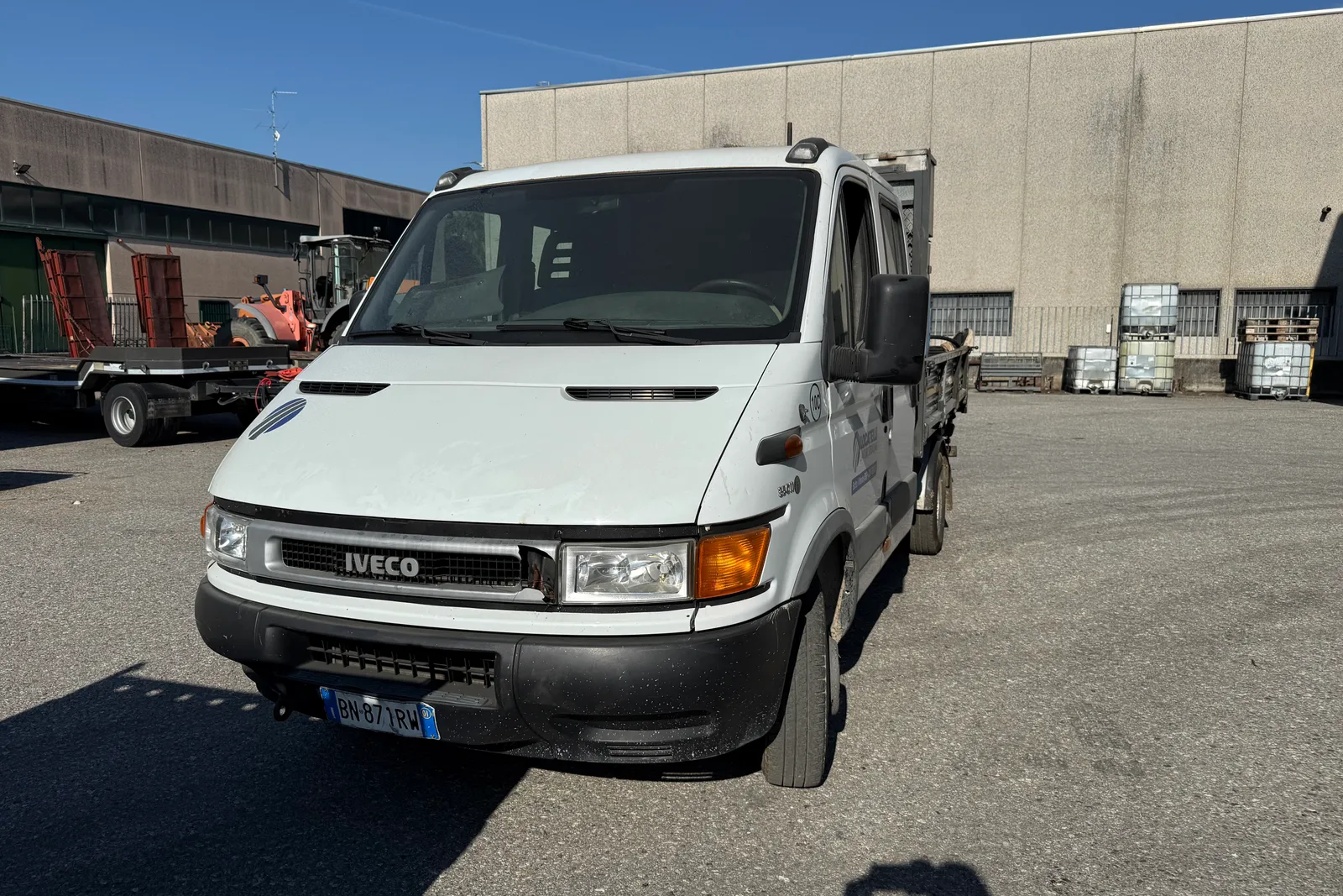 Autocarro ribaltabile Iveco Daily (35C11A) targato BN871RW con macchinario spruzzatrice per emulsione e due cisterne