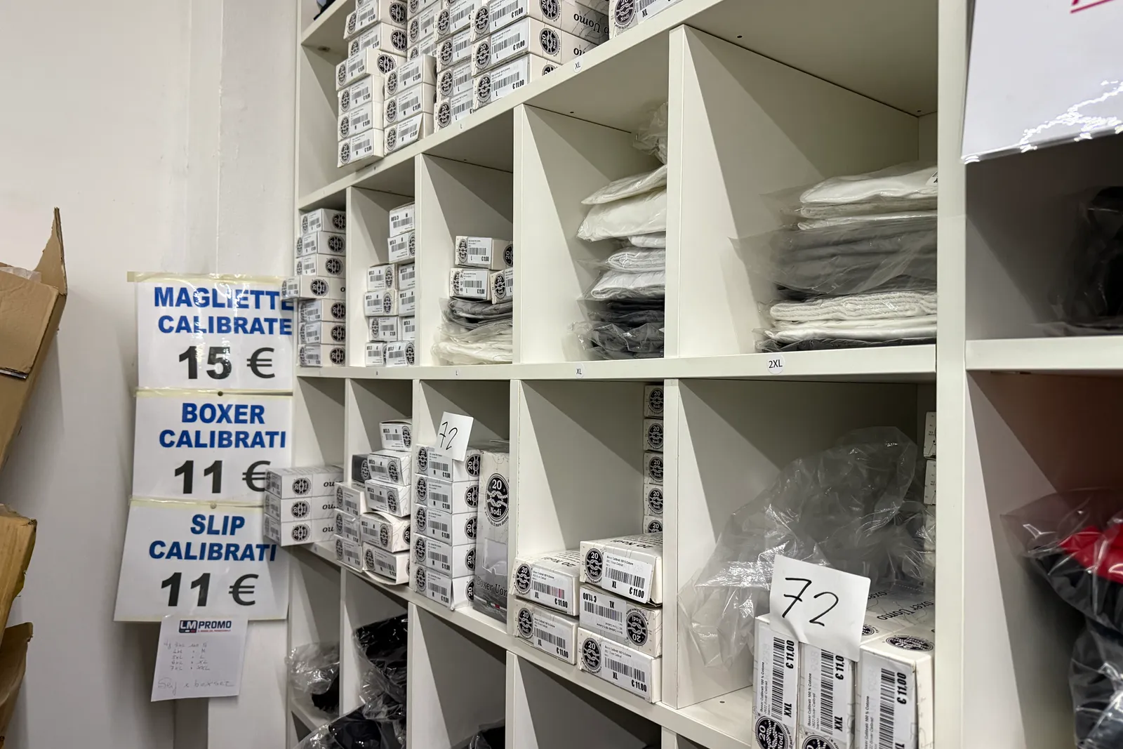 Magazzino tessuti, capi di abbigliamento e accessori – ID da n. 65 a n. 80