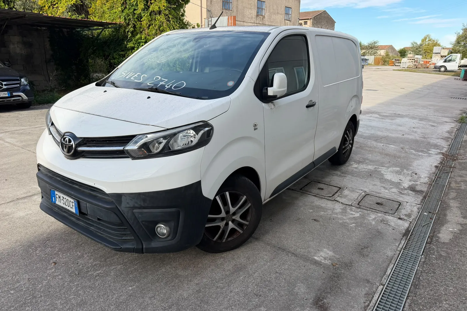 Autocarro Toyota Proace targato FM320CF