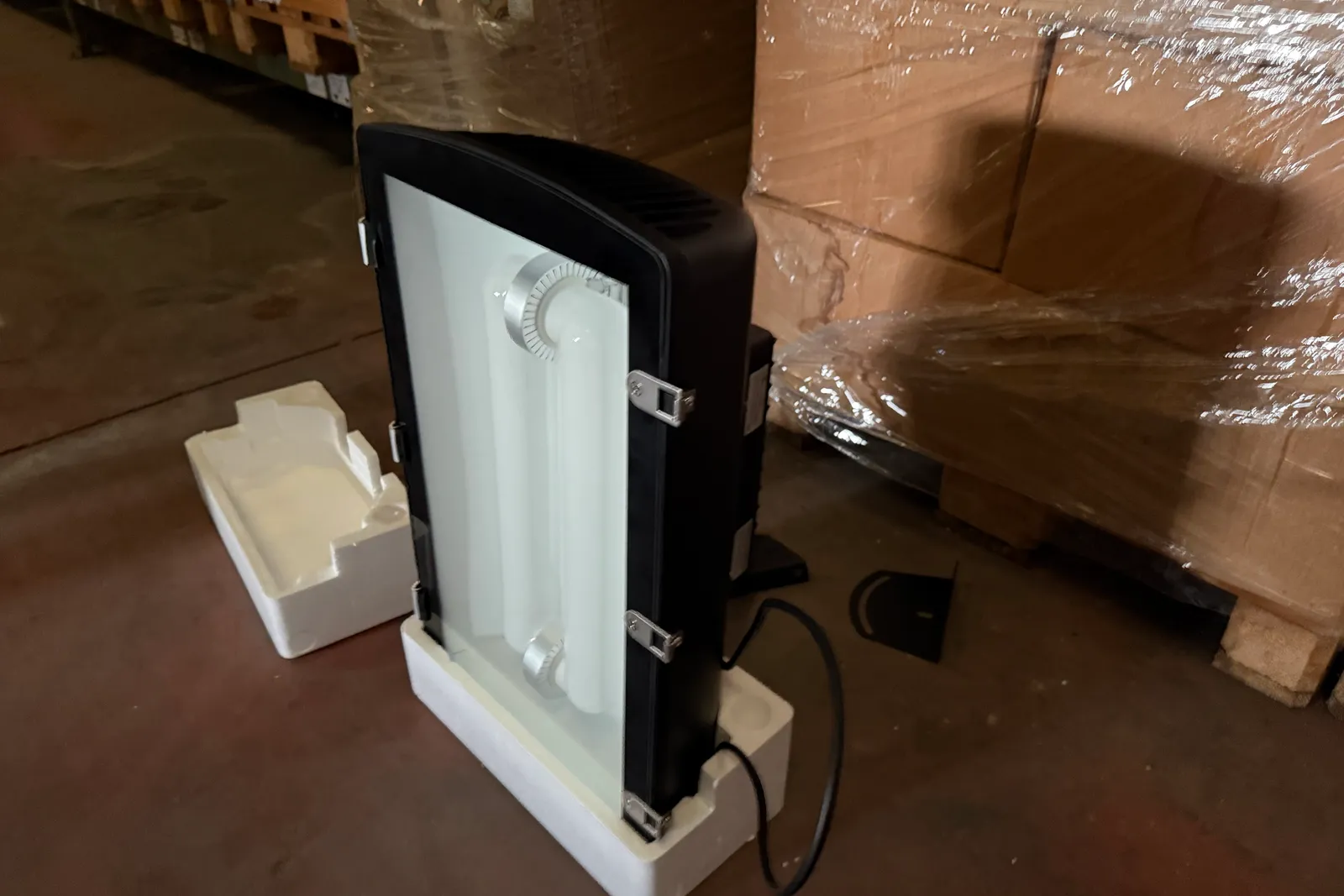 Magazzino lampade ad induzione magnetica, supporti e rimanenze