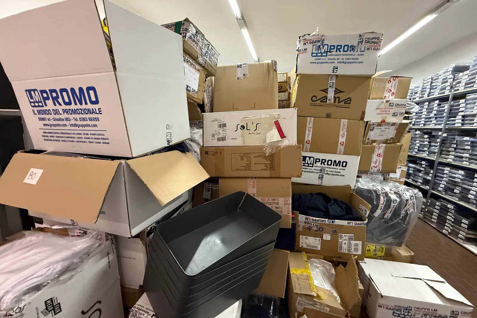Magazzino tessuti, capi di abbigliamento e accessori – ID da n. 65 a n. 80