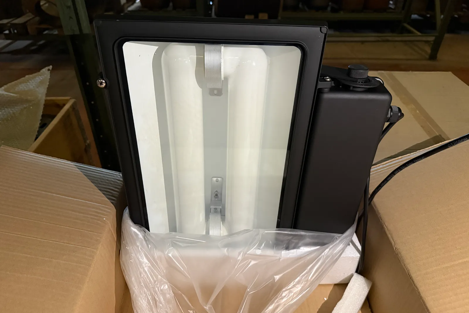 Magazzino lampade ad induzione magnetica, supporti e rimanenze