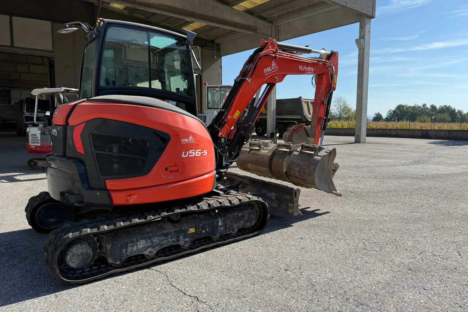 Escavatore Kubota mod. U56-5 completo di n. 3 benne e martello demolitore