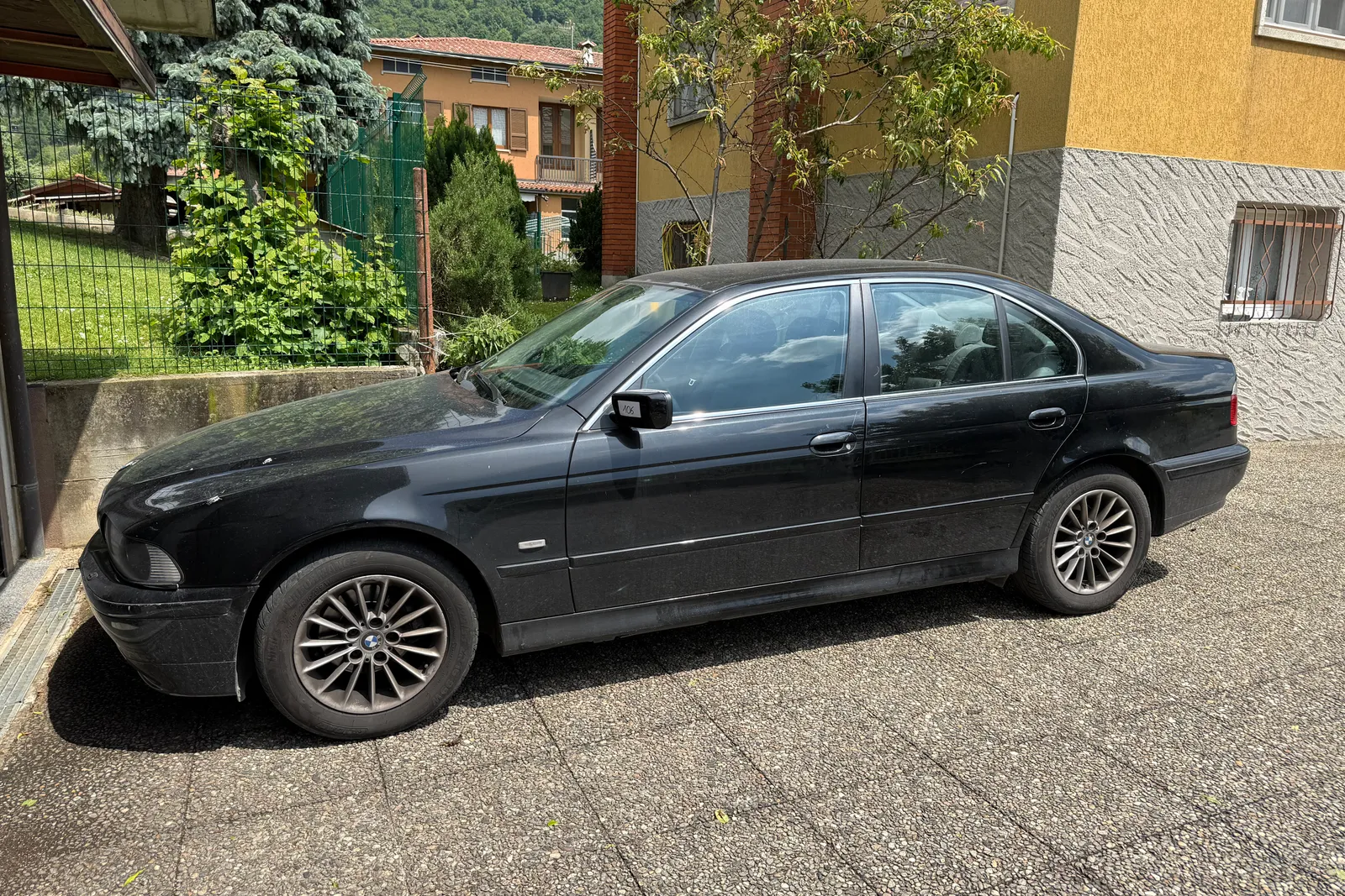 Lotto costituito da n. 2 autovetture: - Autovettura Opel Antara targata DT277DZ; - Autovettura BMW 520i targata CD700FJ