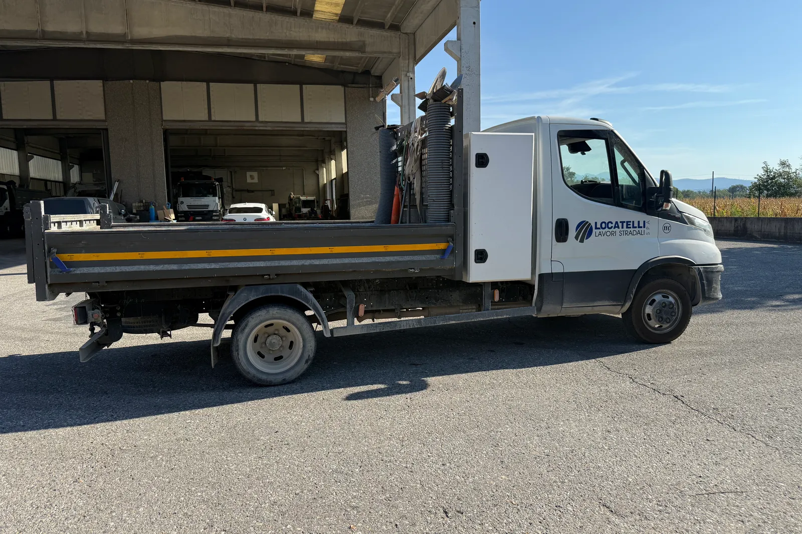 Autocarro ribaltabile Iveco Daily (35C16) targato GM520KP