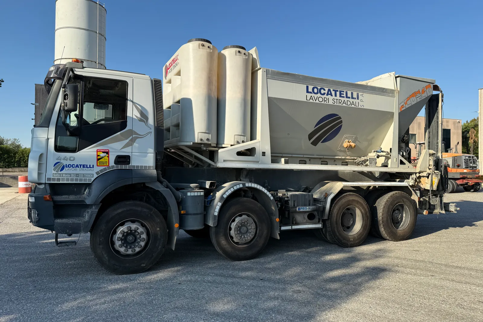 Autocarro Iveco Magirus A410T con impianto miscelazione calcestruzzo Bertoli e cassone scarrabile targato GA406BK