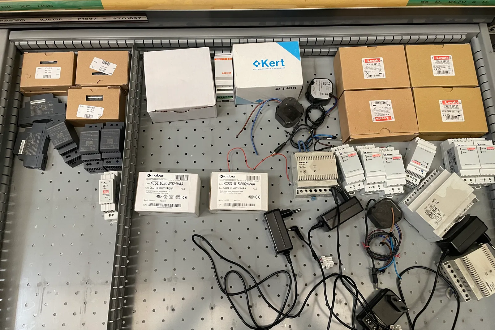Stock lampade da tavolo, materiale elettrico e minuteria varia, oltre attrezzature e mobili da ufficio