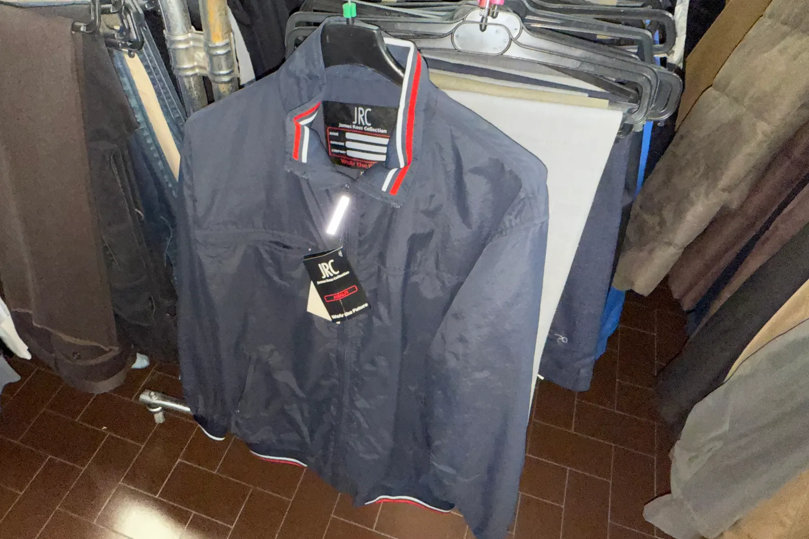 Magazzino tessuti, capi di abbigliamento e accessori – ID da n. 65 a n. 80