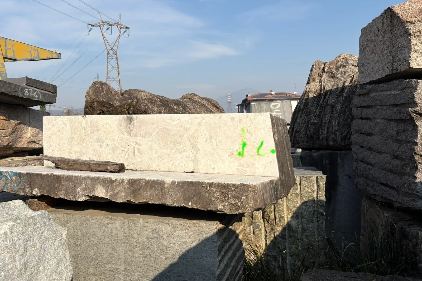Marmo - rimanenze blocchi, semiblocchi, informi, pietrame, lastre, filagne e piastrelle, lotto espositivo e tavolo da esterno in marmo