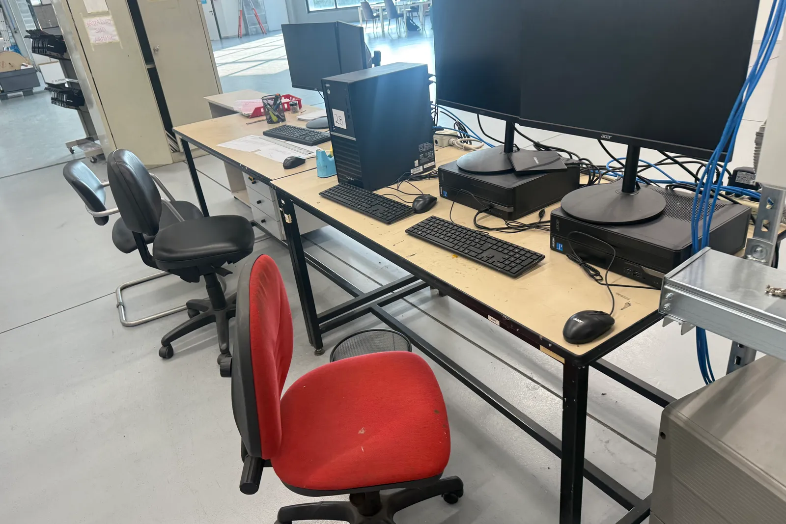 Tavoli da lavoro, rimanenze e attrezzature varie