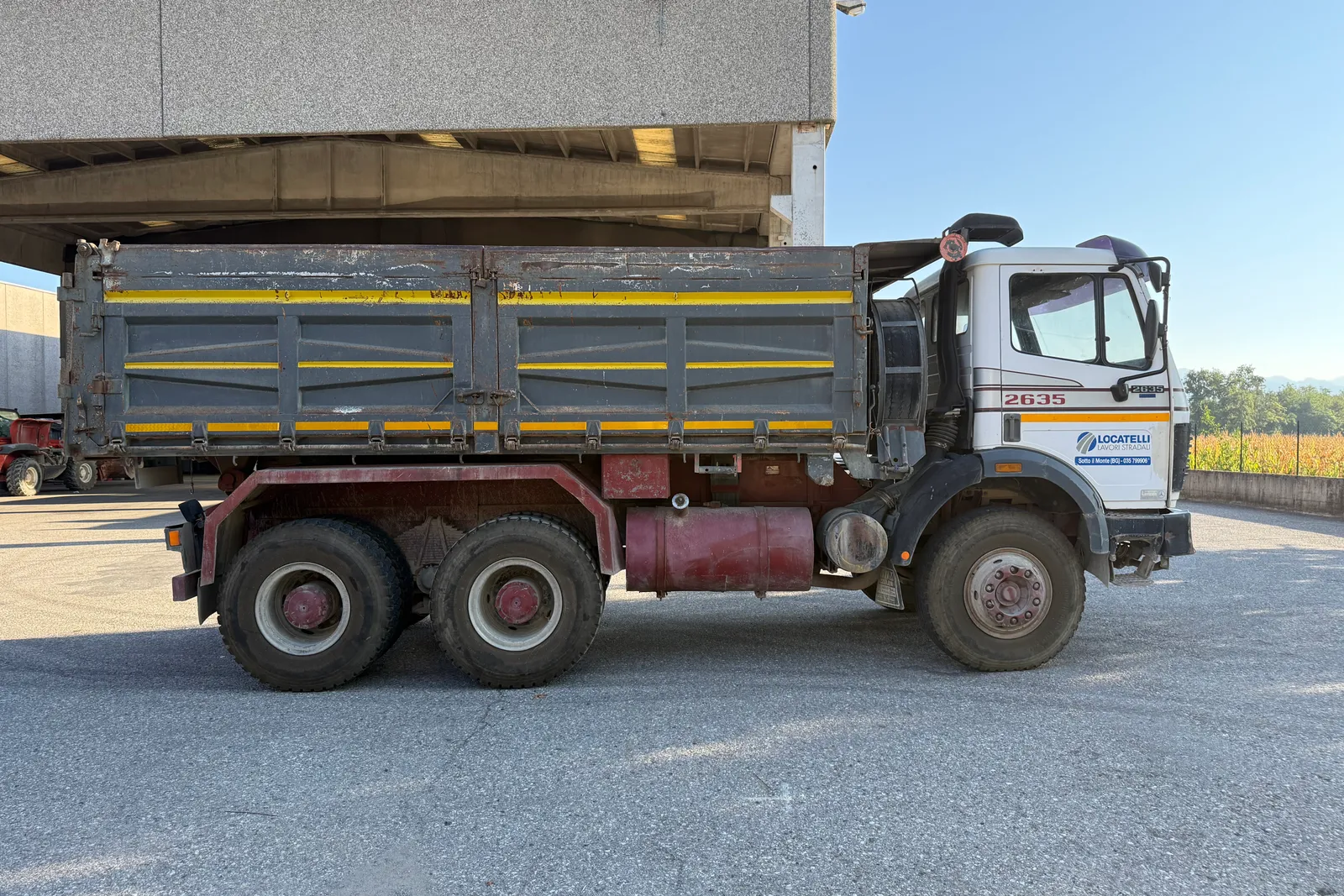 Autocarro ribaltabile Mercedes targato BGB54355