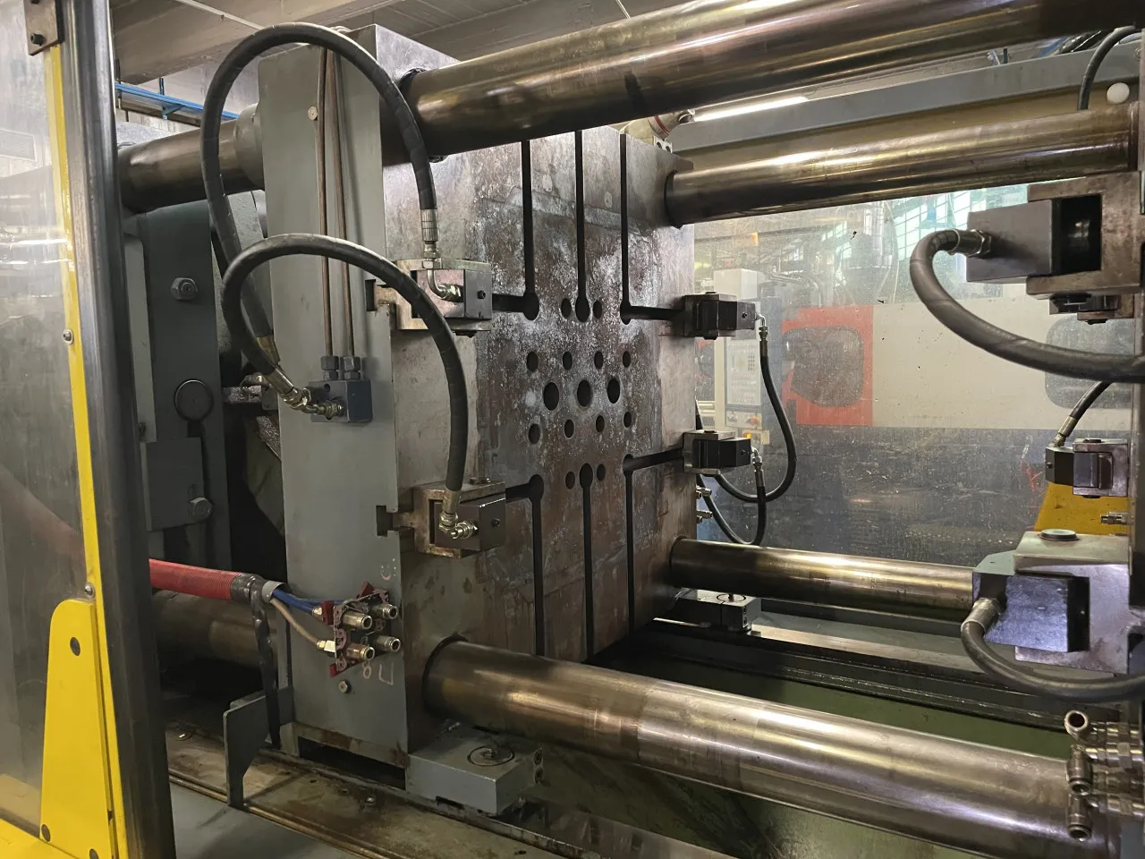 Pressa oleodinamica per stampaggio plastica Battenfeld BK – T 2700/1900