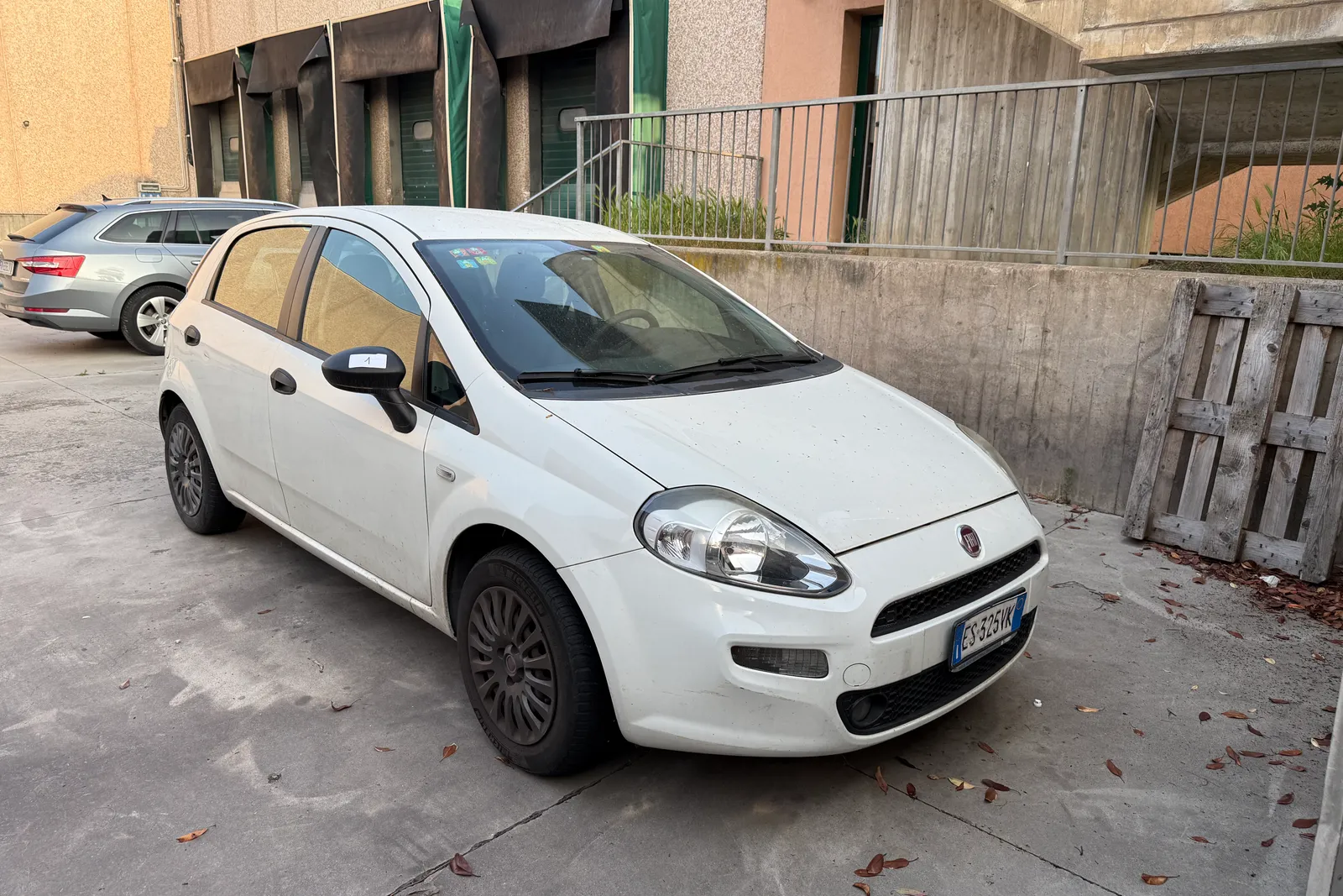 Autovettura Fiat Punto targata ES325VK