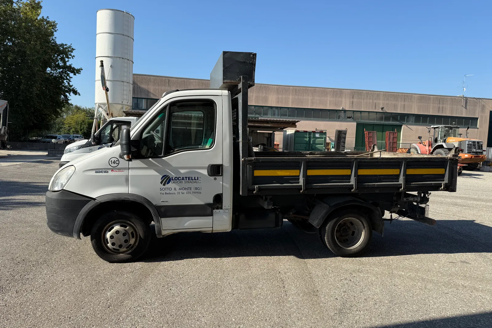 Autocarro ribaltabile Iveco Daily (35E4) targato DJ175EL