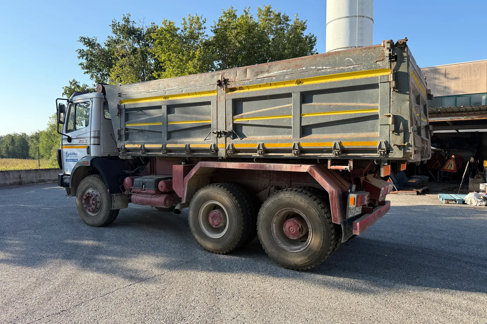 Autocarro ribaltabile Mercedes targato BGB54355