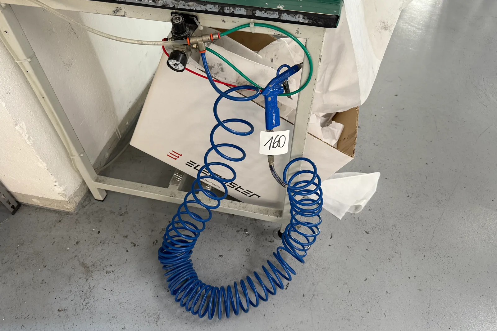 Stazioni saldanti, depuratori elettronici d’aria oltre piccoli attrezzi e componenti varie