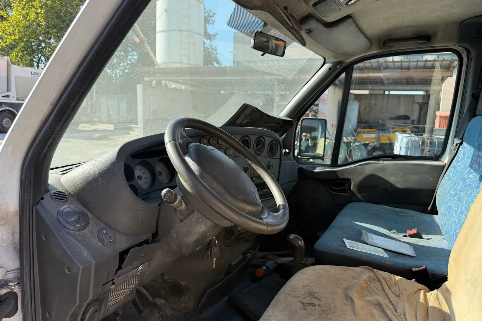 Autocarro ribaltabile Iveco Daily (35C11A) targato BN871RW con macchinario spruzzatrice per emulsione e due cisterne