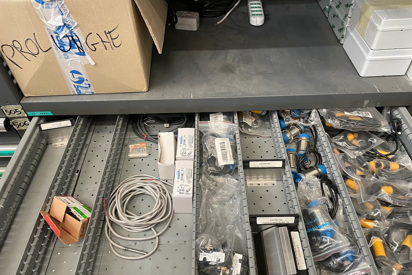 Stock lampade da tavolo, materiale elettrico e minuteria varia, oltre attrezzature e mobili da ufficio