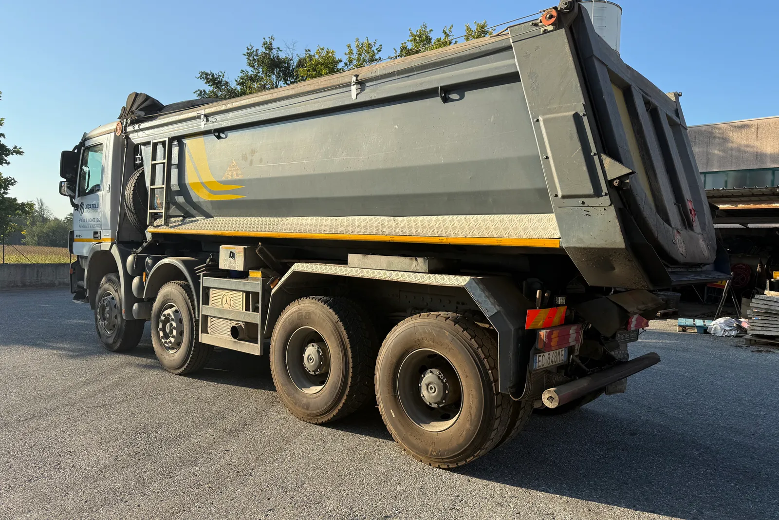 Autocarro ribaltabile Mercedes MB 4145 K targato EC848ME