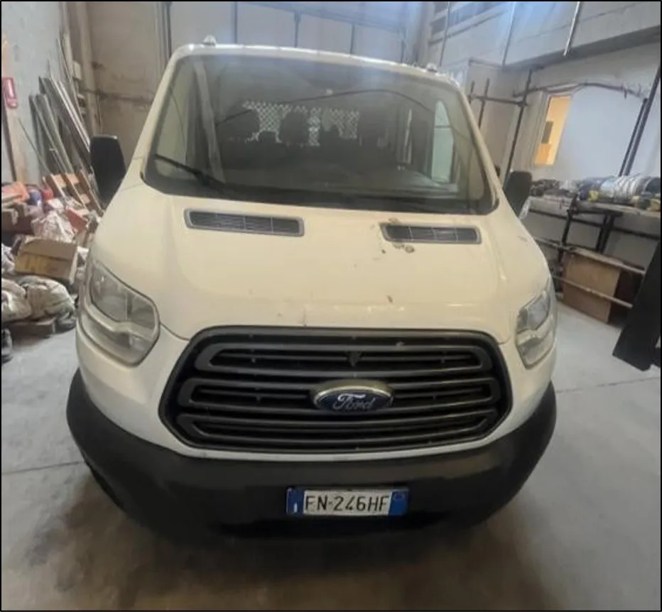 Autocarro Ford Transit targato FN246HF