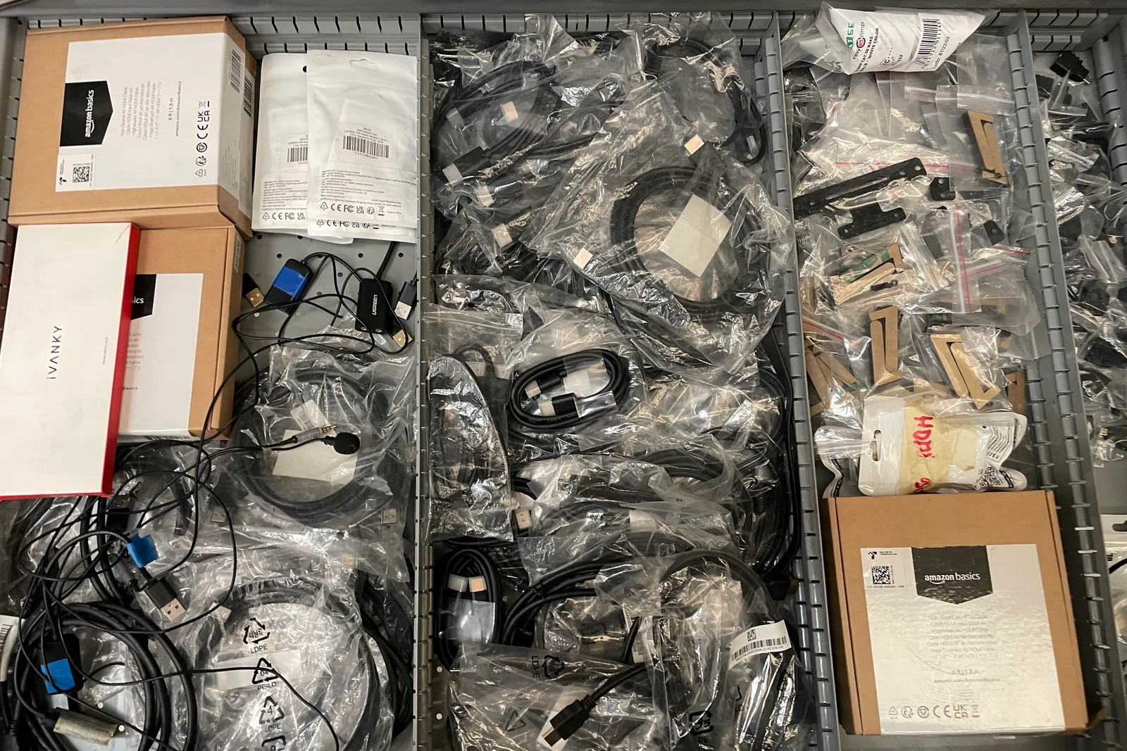 Stock lampade da tavolo, materiale elettrico e minuteria varia, oltre attrezzature e mobili da ufficio