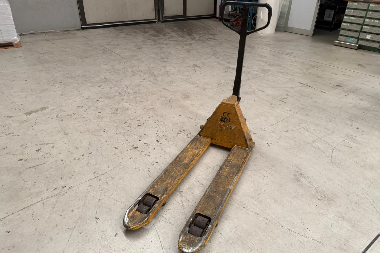 Muletto Still (ID 016), transpallet manuale (ID 031) e paranco manuale (ID 032)