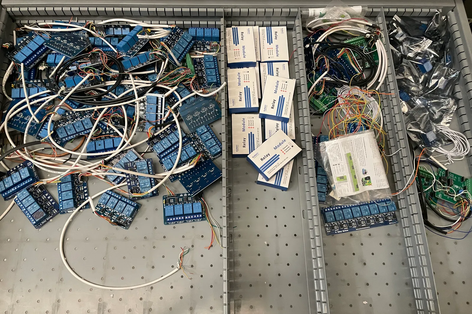 Stock lampade da tavolo, materiale elettrico e minuteria varia, oltre attrezzature e mobili da ufficio