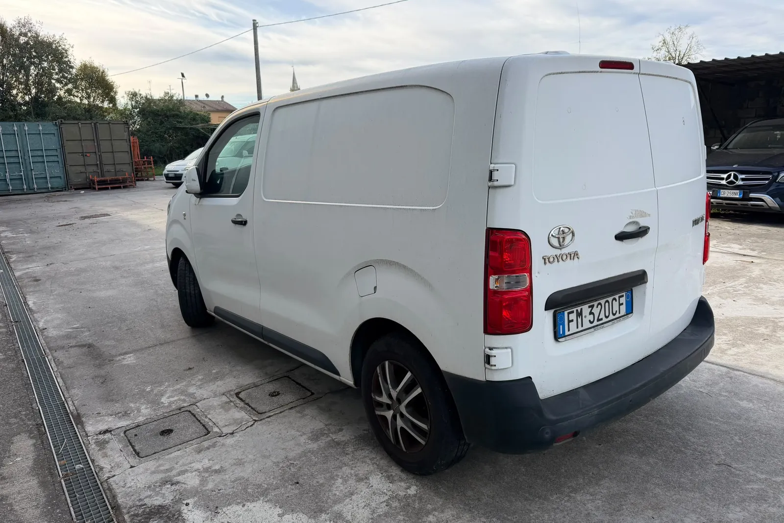 Autocarro Toyota Proace targato FM320CF