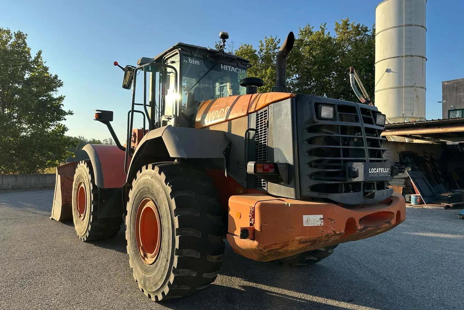 Pala caricatrice gommata Hitachi mod. ZW220 