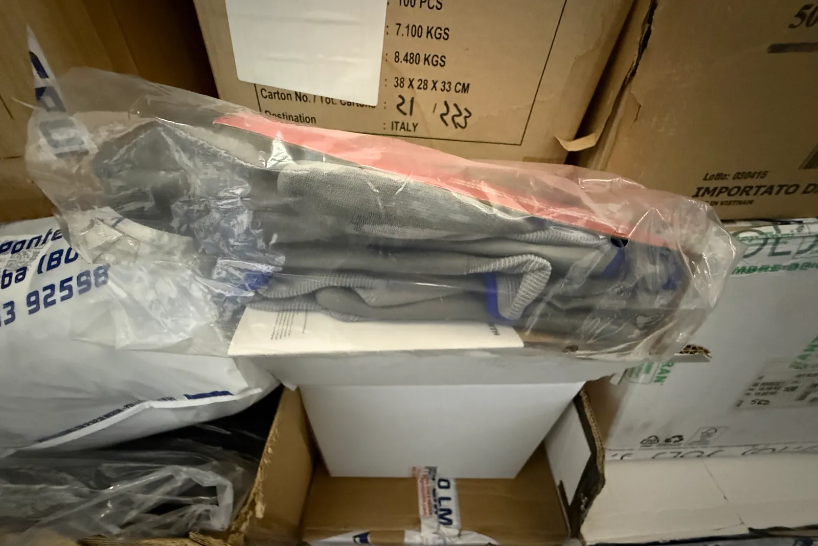 Magazzino tessuti, capi di abbigliamento e accessori – ID da n. 65 a n. 80