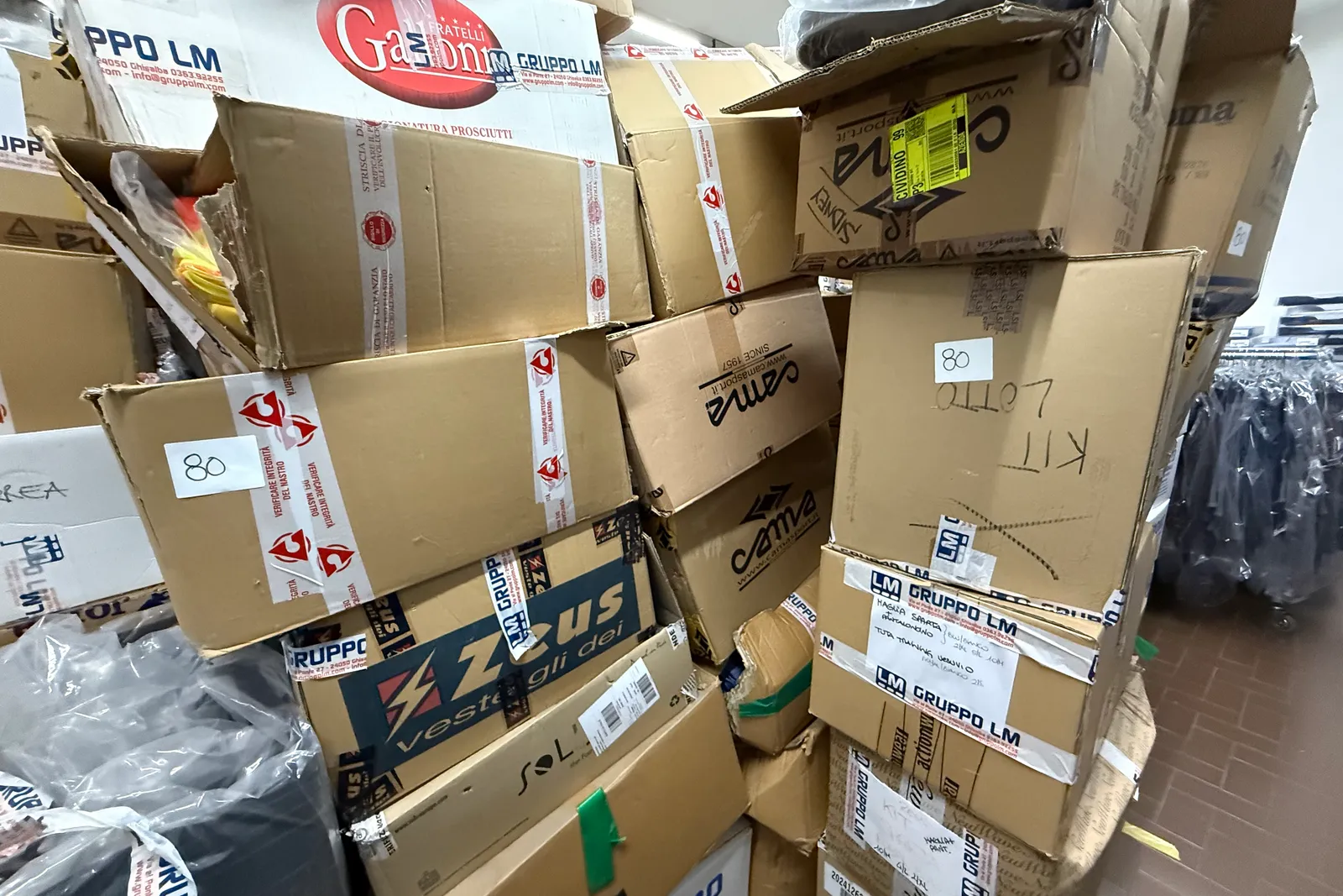 Magazzino tessuti, capi di abbigliamento e accessori – ID da n. 65 a n. 80