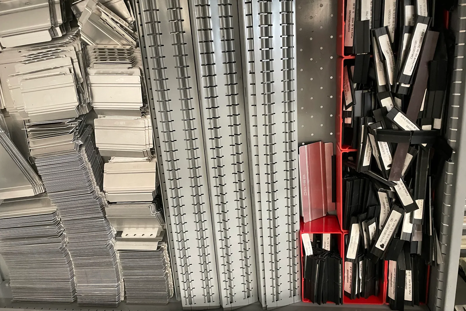 Stock lampade da tavolo, materiale elettrico e minuteria varia, oltre attrezzature e mobili da ufficio