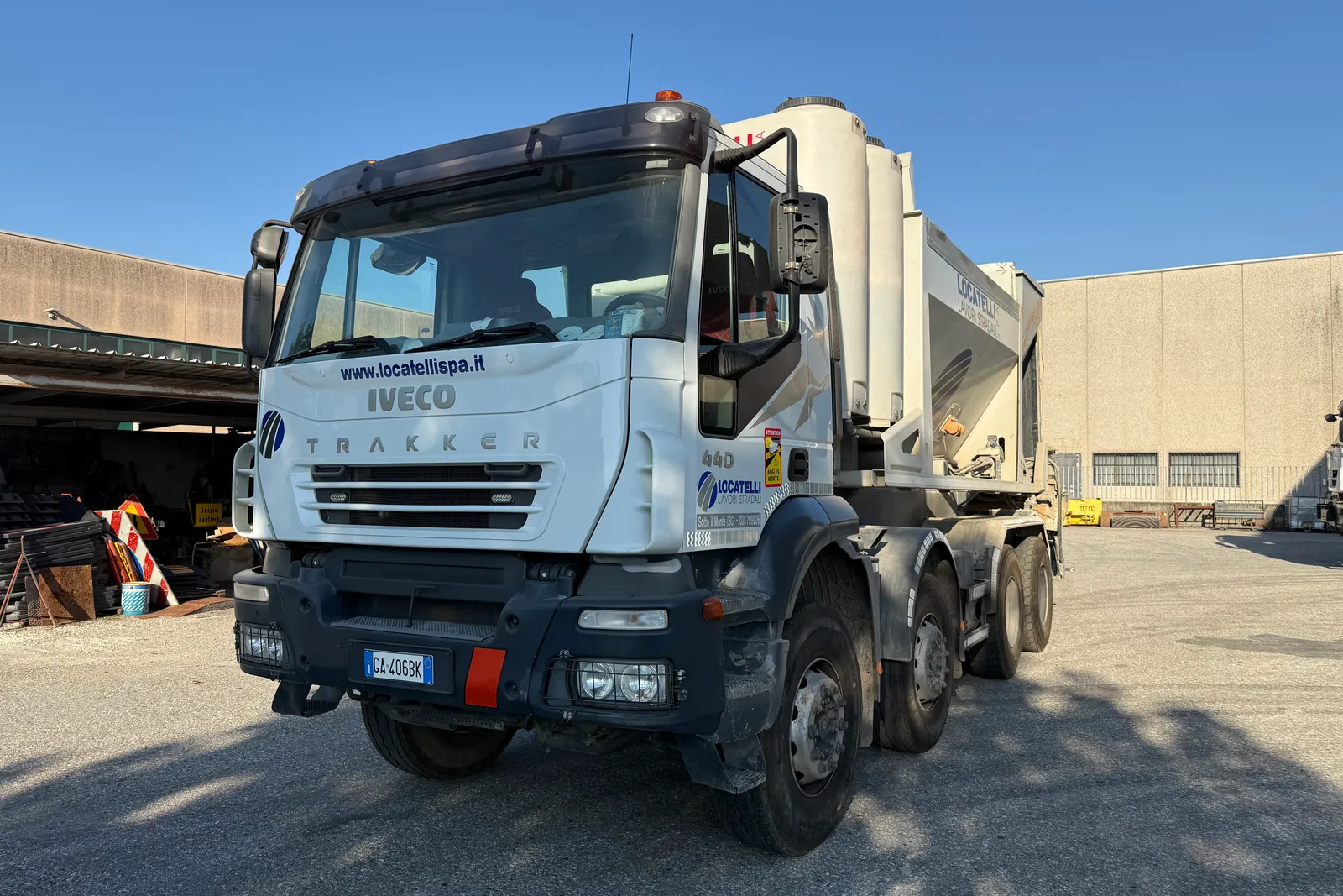 Autocarro Iveco Magirus A410T con impianto miscelazione calcestruzzo Bertoli e cassone scarrabile targato GA406BK