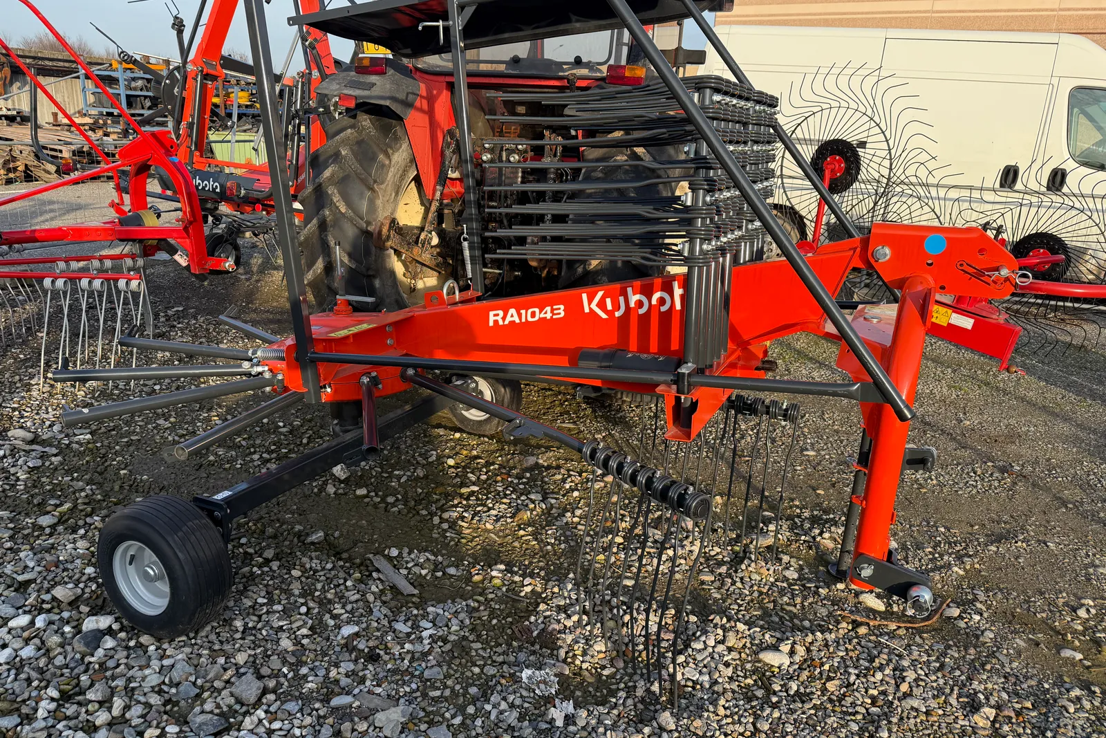 Macchinari nuovi (voltafieno, andanatore, rotoaratro Farmtec) 