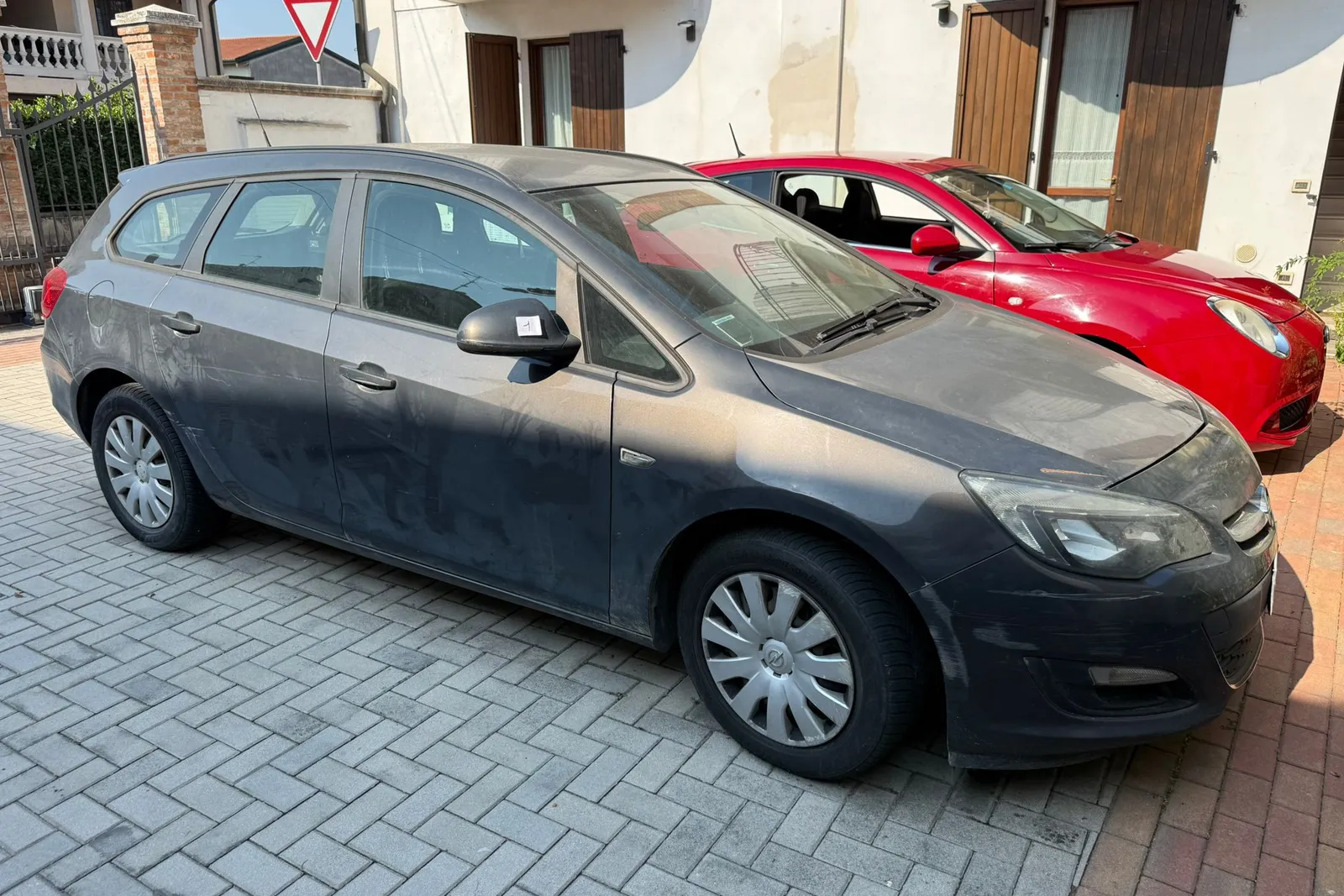 Autovettura Opel Astra targata ER422ZF oltre PC