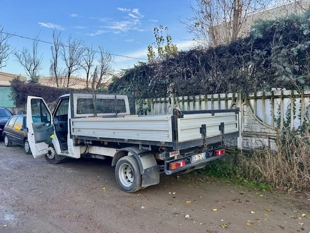 Furgone Ford Transit targato EH767LX, oltre macchinari edili e moschettoni, imbracature e corde
