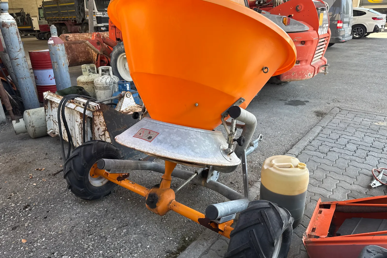 Rimorchio spargisale targato BGA32319 e spargisale carrellato Gamberini mod. CL 500