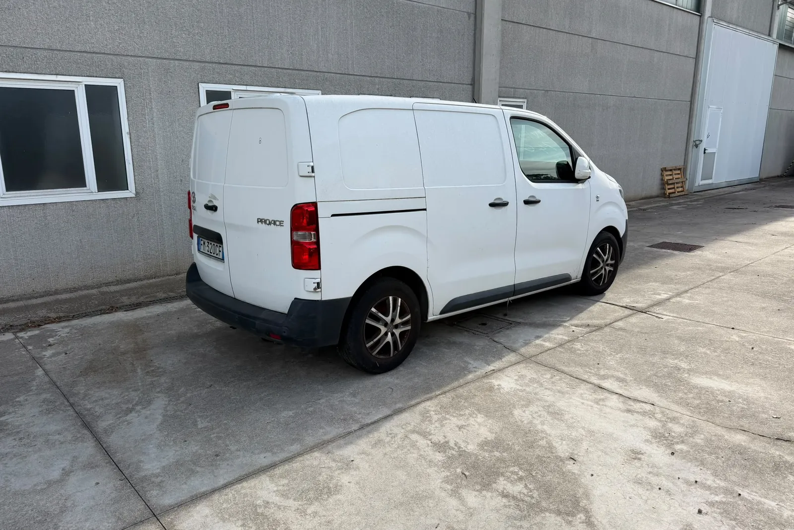 Autocarro Toyota Proace targato FM320CF