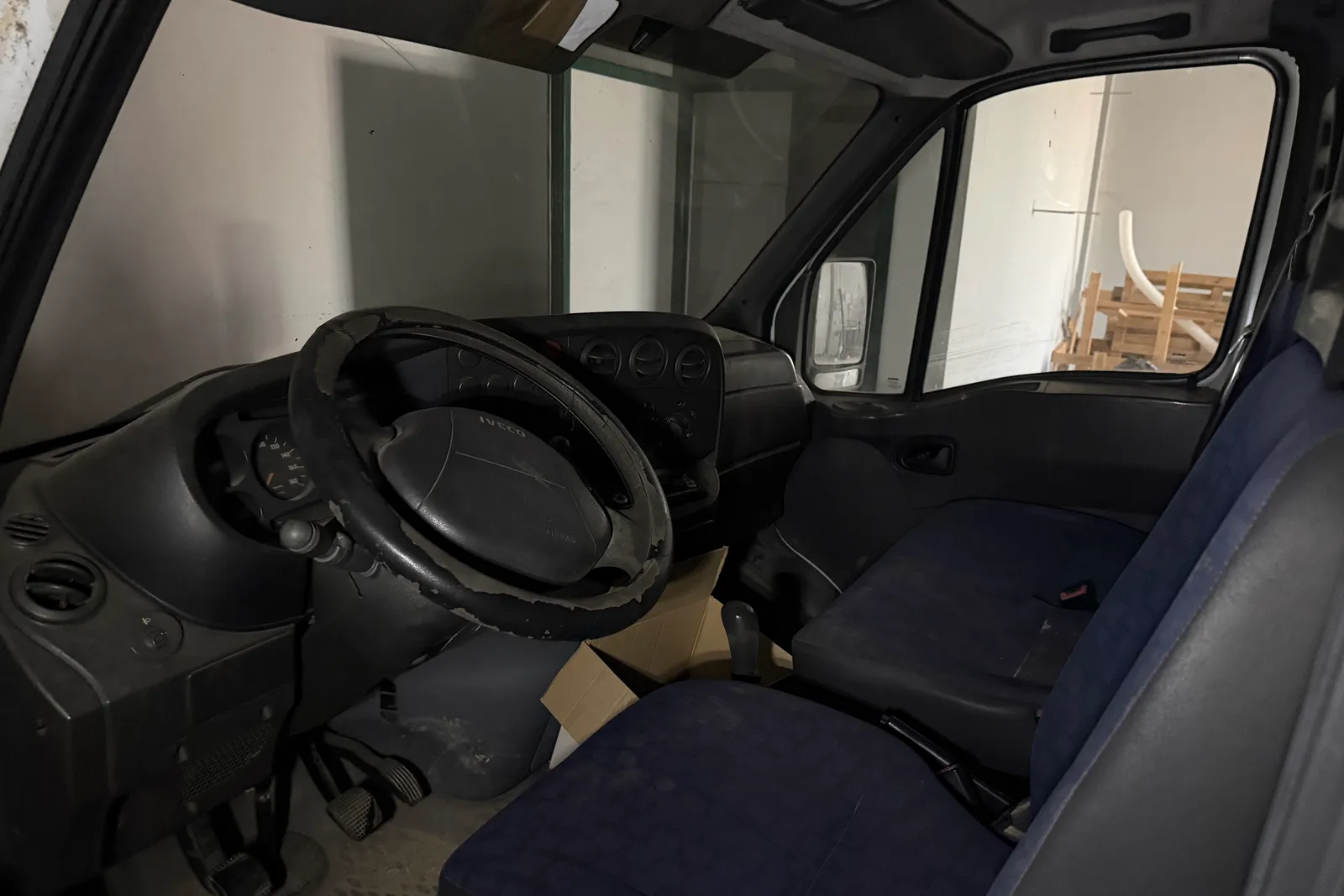 Furgone Iveco Daily targato CZ726RB