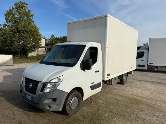 Furgone Nissan NV400 targato EM742FT